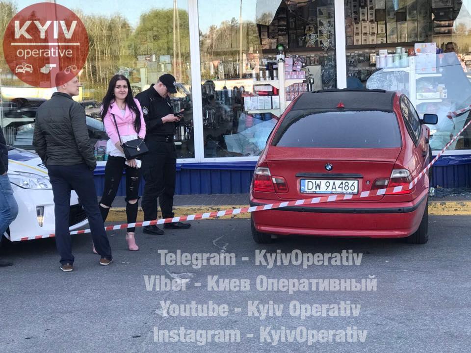 Дівчина в'їхала у вітрину магазину / фото facebook.com/KyivOperativ Дівчина в'їхала у вітрину магазину / фото facebook.com/KyivOperativ
