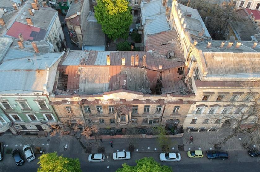 Через обвал знищено старовинний декор у будинку Гоголя / Фото dumskaya.net