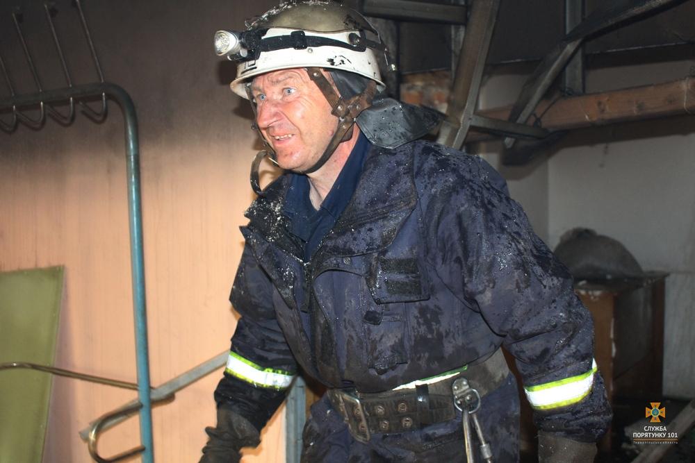 На Тернопільщині масштабну пожежу на закинутій фермі гасили 3,5 години (фото)