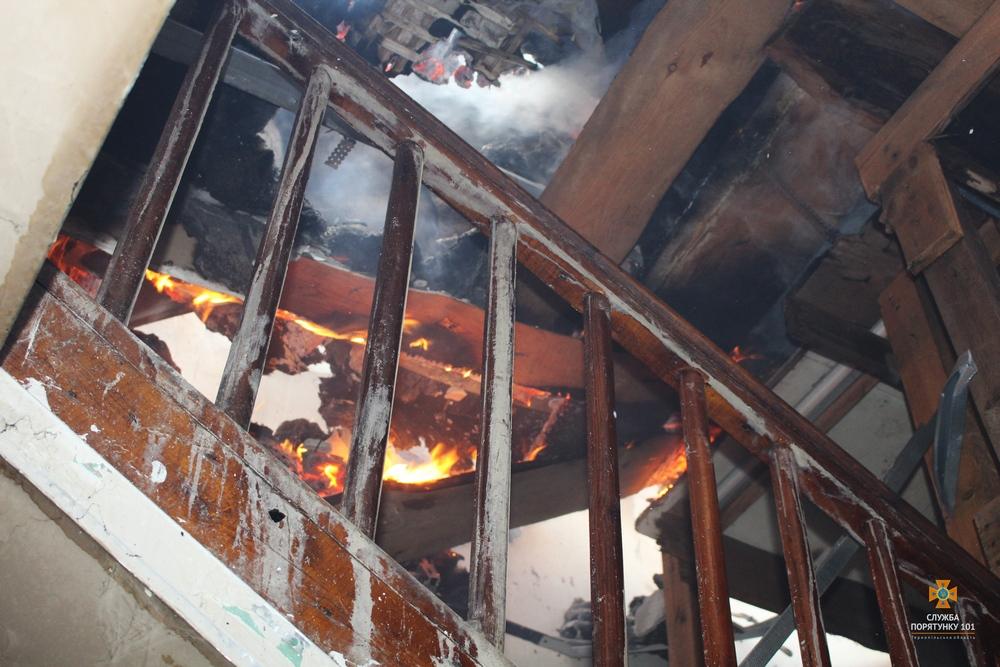 На Тернопільщині масштабну пожежу на закинутій фермі гасили 3,5 години (фото)