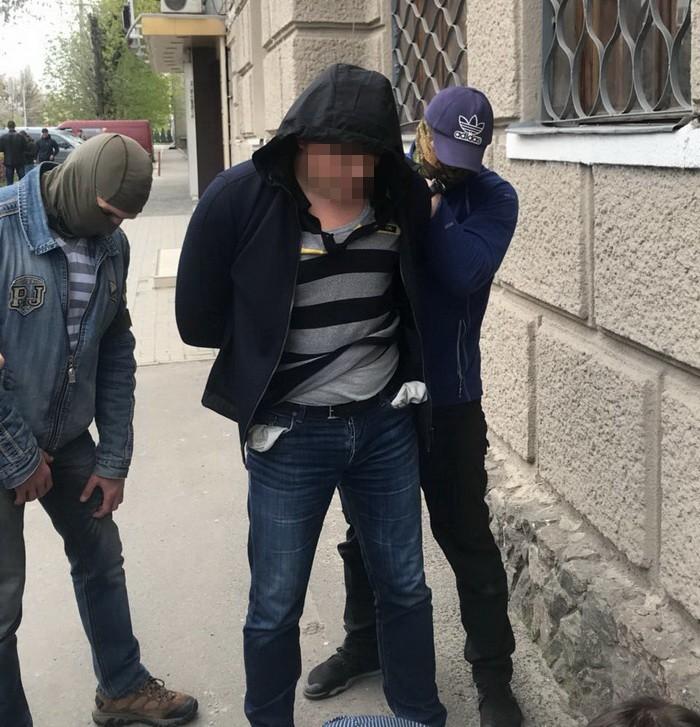 Поліцейського в Харкові викрили на хабарі / фото ssu.gov.ua Поліцейського в Харкові викрили на хабарі / фото ssu.gov.ua