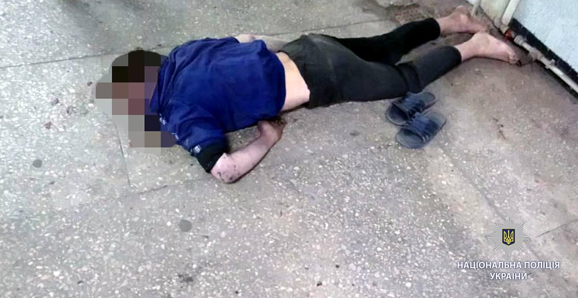 Чоловік помер до приїзду "швидкої" / фото facebook.com/police.kharkov Чоловік помер до приїзду "швидкої" / фото facebook.com/police.kharkov