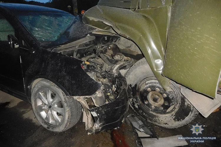 Водій автомобіля Subaru виїхав на смугу зустрічного руху та зіткнувся із вантажівкою марки ЗІЛ / фото Нацполіція України Водій автомобіля Subaru виїхав на смугу зустрічного руху та зіткнувся із вантажівкою марки ЗІЛ / фото Нацполіція України