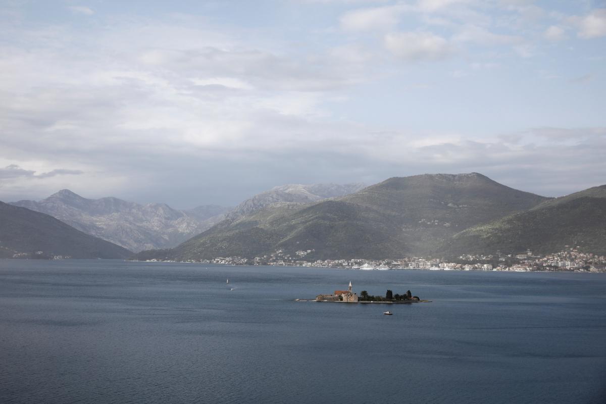 Островок неподалеку от города Тиват на Адриатическом побережье / REUTERS