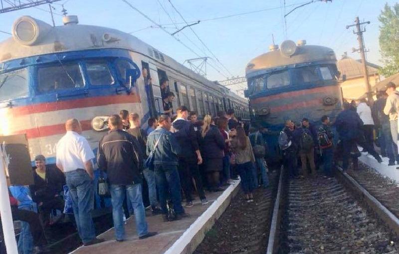 Две электрички Львов-Лавочное, Львов-Мукачево не могли двигаться через стихийный протест / Фото Igor Zinkevych via Facebook