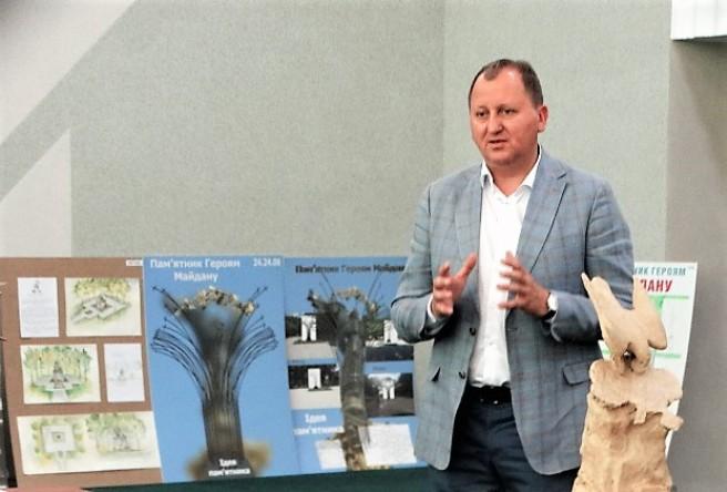 Лисенко знайомиться з проектами робіт учасників минулорічного конкурсу / фото прес-служби мерії