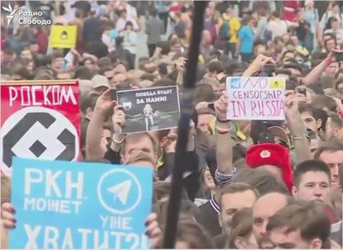 Участники акции принесли с собой бумажные самолетики / скриншот видео Радио Свобода Участники акции принесли с собой бумажные самолетики / скриншот видео Радио Свобода