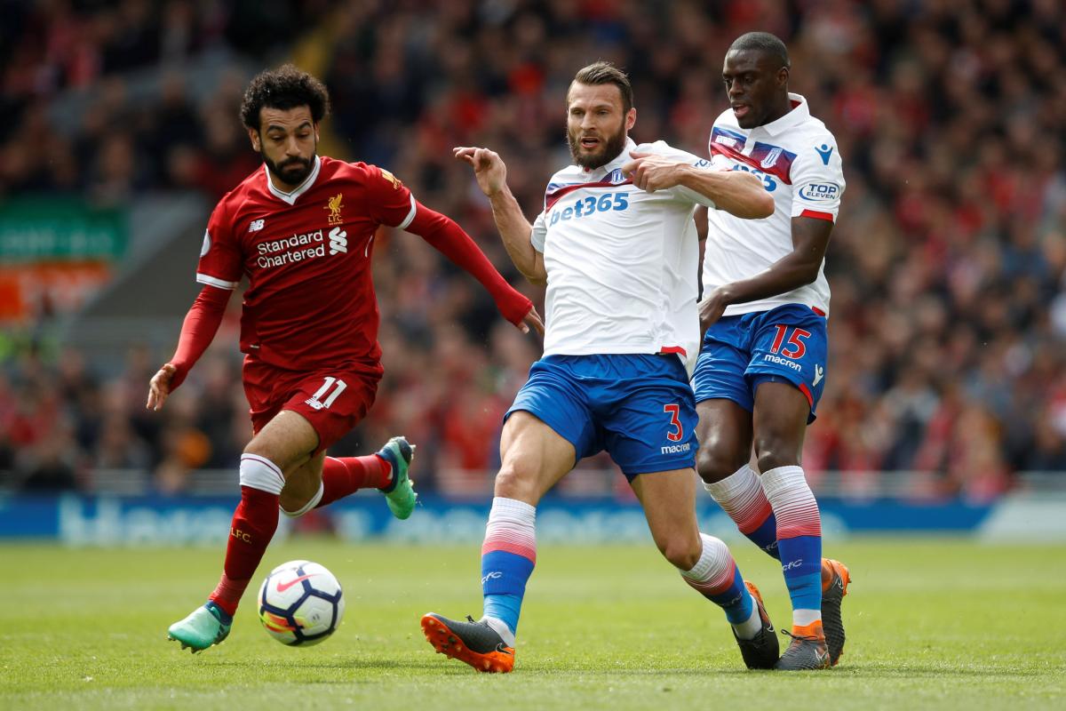 Мохмед Салах (ліворуч) може пропустити залишок сезону в Прем'єр-лізі / REUTERS