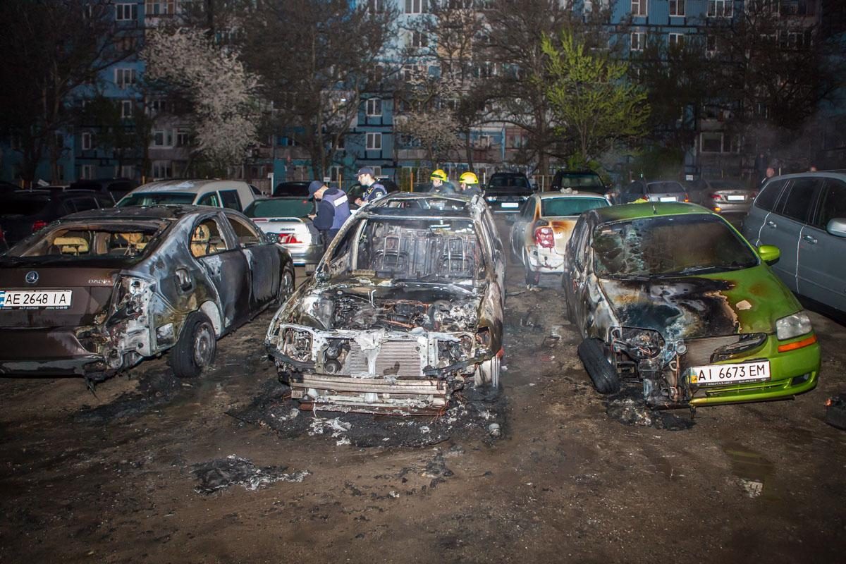 В Днепре на стоянке горели пять авто: чуть не погибла семья (фото, видео) |  УНИАН