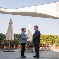 Merkel briefs Poroshenko on outcome of her talks with Putin
