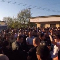 На Закарпатье зарезали подростка: разъяренная толпа блокировала трассу и хотела совершить самосуд (фото, видео)