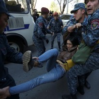 В Ереване сотни противников Саргсяна задерживают силой, на улицы выходят все больше людей (фото)