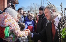 Президент Порошенко у Маріуполі освятив вербу та помолився з вірянами УПЦ за мир в Україні