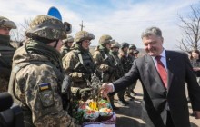 Порошенко передав українським військовим на Донбасі незвичний подарунок від дружини (фото)