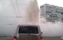 Фонтан кипятка высотой более шести метров: на перекрестке в Кемерово прорвало трубу (видео)