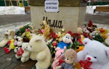 Іграшки з тюменського стихійного меморіалу жертвам пожежі у Кемерово передали в монастир