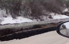 На Сумщині розмило частину автодороги - утворилося величезне провалля (відео)