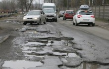 «Или найди дорогу, или проложи ее сам»: как украинские дороги «тают» вместе со снегом (видео)
