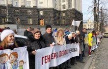 Митинг в защиту семейных ценностей провели возле учреждений органов власти христиане различных конфессий