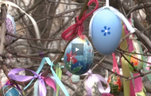 Приготовились к Пасхе: в городском саду Одессы дерево украсили сотнями писанок (видео)