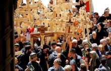 Христиане восточного обряда отмечают Страстную пятницу (фоторепортаж, видео)