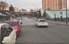 "Тут умирали люди": в Сети показали, как авто нарушают ПДД на аллее Героев Небесной Сотни (видео)