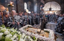 Предстоятель УПЦ возглавил вечерню с выносом Плащаницы в Киево-Печерской лавре (видео)