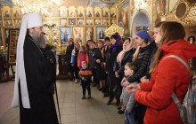 Запорожский митрополит вручил денежные сертификаты семьям погибших военнослужащих