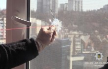 В Киеве полиция задержала мужчину, который ради развлечения стрелял по окнам домов