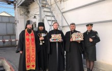 Священики привітали з Великоднем Чорноморську жіночу колонію і психіатричну лікарню