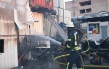 У Києві горів склад, пожежники винесли з вогню декілька газових балонів (фото, відео)