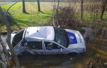 На Закарпатті поліцейське авто на шаленій швидкості вилетіло з траси у кювет (відео)
