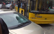 В Киеве пассажиры троллейбуса разбили стекло в машине, заблокировавшей движение (фото)