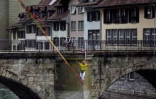 В швейцарском Берне канатоходцы устроили развлечения прямо над рекой (фоторепортаж)