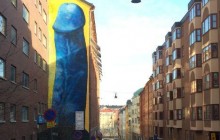 В Стокгольме появился пятиэтажный синий пенис