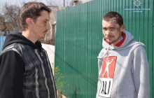 Держали в ошейнике на цепи, били и кололи ножом: в сети показали освобождения людей из рабства под Луганском (фото, видео)