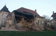 На Львовщине обрушилась стена старинного замка, чиновники утверждают, что это по плану (видео)