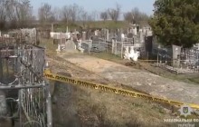 В Немирове задержали мародеров, раскопавших могилы жертв Холокоста ради золота (видео)