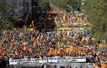 В Барселоне тысячи человек требовали освободить каталонских политиков (фото)