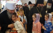 Митрополит Онуфрий поздравил с Пасхой детей, которых опекают при Банченском монастыре