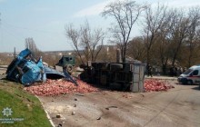 На Луганщині вантажівка з кістками зіткнулася з маршруткою: є постраждалі (фото)