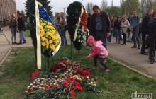 Несуть квіти і свічки: Кривий Ріг - у жалобі за загиблими у кривавій ДТП