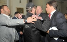 У будівлі Харківської міськради сталася сутичка між активістами та охоронцями мерії Кернеса (фото)