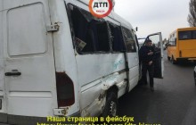 У Києві маршрутка з пасажирами вилетіла на зустрічну смугу і зіткнулася з вантажівкою (фото)