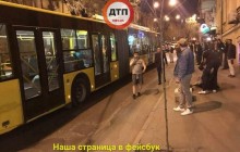 Ножові поранення і перекрита вулиця: у центрі Києві в тролейбусі сталася бійка