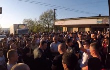 На Закарпатті зарізали підлітка: розлючений натовп блокував трасу й хотів вчинити самосуд (фото, відео)