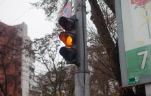 В Одессе светофор из-за ветра упал и рассыпался на куски (видео)