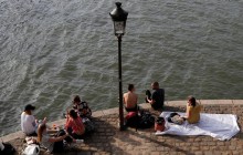 В Париже установилась июльская жара