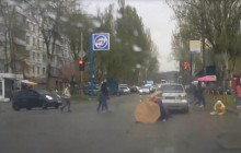 У Запоріжжі 19-річний п'яний молодик збив трьох пішоходів на переході на очах у патрульних (відео)