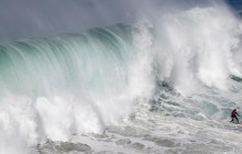 Серферы со всего мира съезжаются на португальский пляж за самыми высокими волнами (фоторепортаж)